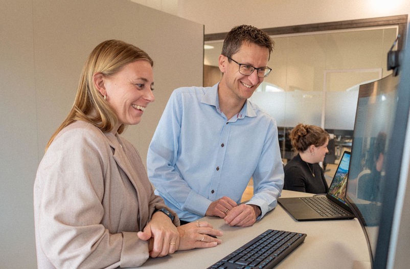 Jakob Thomadsen and Mette Tøttrup Gade working by their computer