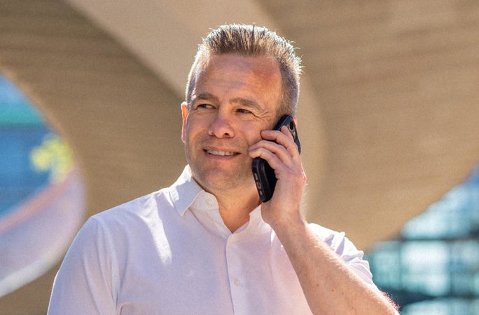 Philip Bronsztejn talking on the phone