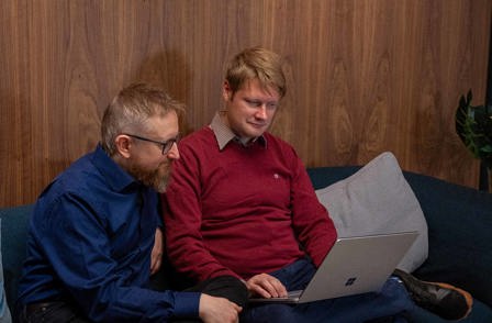 Maleblueandmaleredsofa.jpg
